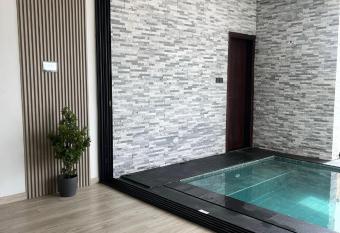 AB Villa has rooms with a private hot tub
