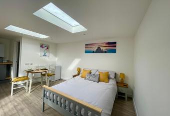 The Little Hideaway has Balcony rooms