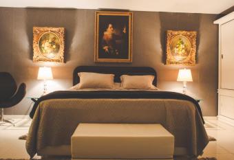 Villa Franca has rooms with a private hot tub