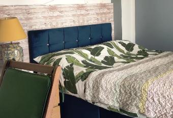 Key Locker by WhatsApp , Joanna s Little Studio, Own entrance, Own Bathroom allows 18 year olds to book a room