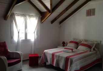 F1 DE CHARME 67 m2 HAUT DE VILLA ENTRE MER ET MONTAGNE allows 18 year olds to book a room