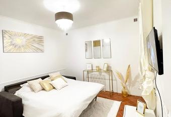 Cocon Versaillais    deux pas du ch  teaux has Balcony rooms