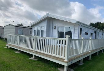 8 BIRTH LODGE ON CAYTON BAY HOLIDAY PARK has Balcony rooms