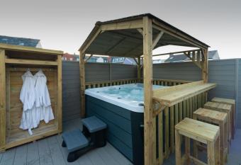 HOT TUB JACUZZI on private terrace FREE GATED PARKING sleeps 8 has rooms with a private hot tub