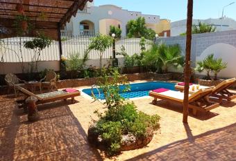 Rum i villa med pool allows 18 year olds to book a room