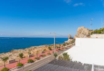 Il Mare dietro l angolo has Balcony rooms