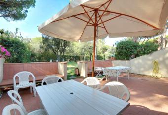Maremma Holidays-Villa Kennedy allows 18 year olds to book a room