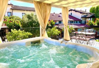 Dimora di Charme Peschiera del Garda allows 18 year olds to book a room