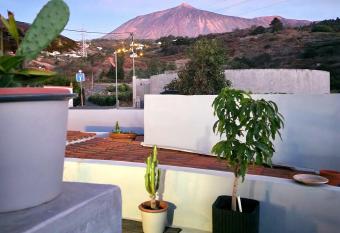 Casa Salvia - Canarian Holiday Home - Hosted allows 18 year olds to book a room
