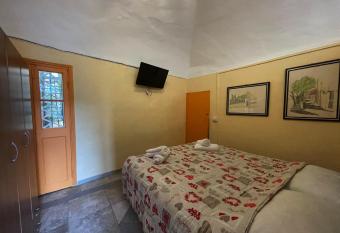 Suite Orange - centralissimo a Sanremo allows 18 year olds to book a room