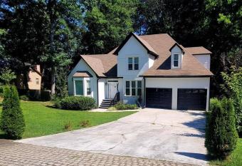 Modern Executive home with 2 car garage in Cobb. has Balcony rooms