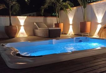 Hotel Primavera Santa Fe allows 18 year olds to book a room