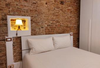 ROOMS PIAZZETTA LA MADDALENA 2 allows 18 year olds to book a room