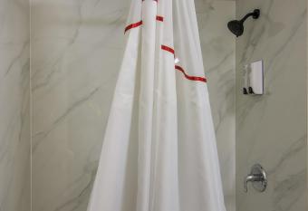 Red Roof Inn & Conference Center Chicago - N Aurora/ Naperville has rooms with a private hot tub