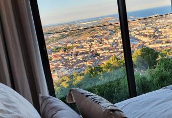 Studio terrasse Ind  pendante Vue Exceptionnelle allows 18 year olds to book a room