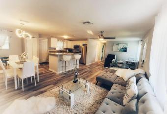 New! Relax & Retreat! House with massage chair near beaches, airport, highways & restaurants allows 18 year olds to book a room