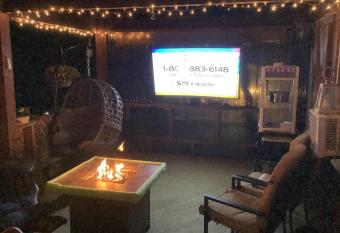 Rustic Family Cabin has Balcony rooms