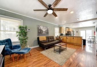 Gorgeous Midtown Get Away With Great Location has Balcony rooms