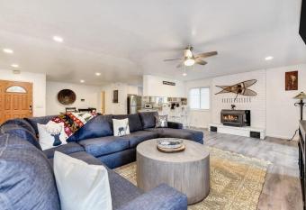 Rustic Colfax Cabin Near Rollins Lake has Balcony rooms