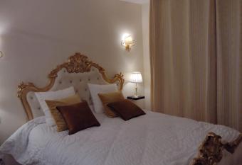 Appartement baroque Sully allows 18 year olds to book a room