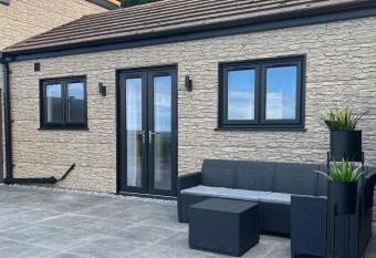 Terfyn Hall aquarium apartment 1 has rooms with a private hot tub