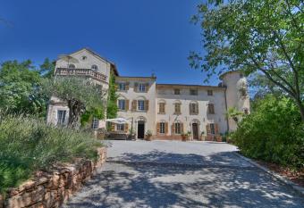 Ch  teau de Taradel allows 18 year olds to book a room