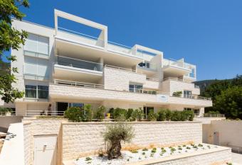 Villa Zoe Suites has Balcony rooms