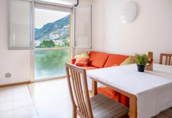 Incantevole appartamento con parcheggio gratuito has Balcony rooms