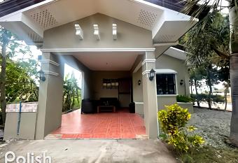 Casita Mia - Guest House for 9pax with WIFI, NETFLIX, YOUTUBE, KARAOKE, CAN COOK and BBQ has Balcony rooms