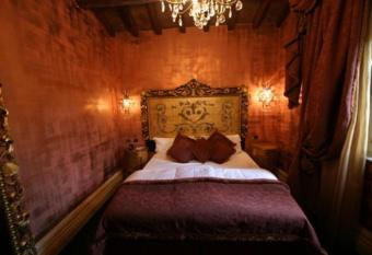 San Anselmo has rooms with a private hot tub