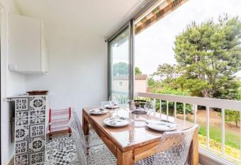 Nice Apt With Loggia Close To The Beach has Balcony rooms