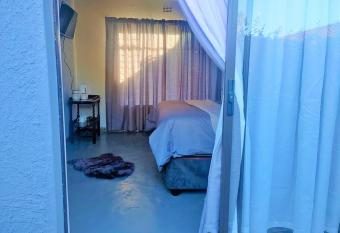 Be Our Guest Near OR TAMBO International Airport has rooms with a private hot tub