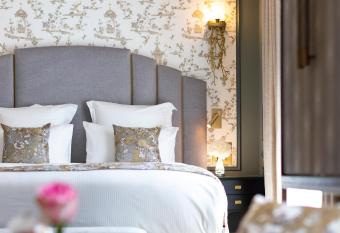 Manolita Paris has rooms with a private hot tub