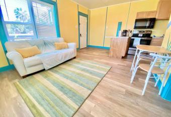 MIDTOWN MINI Located in the heart of Galveston has Balcony rooms