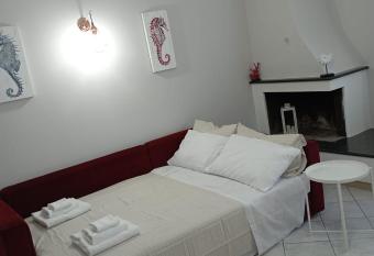 Casa di Luna, incantevole bilo con idromassaggio has rooms with a private hot tub