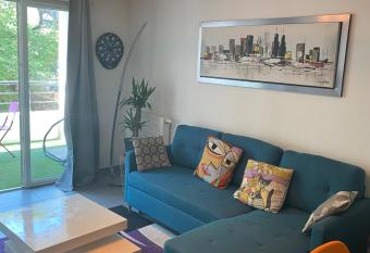 Appartement design Gardanne allows 18 year olds to book a room