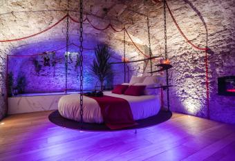 Airb&Sexy has rooms with a private hot tub