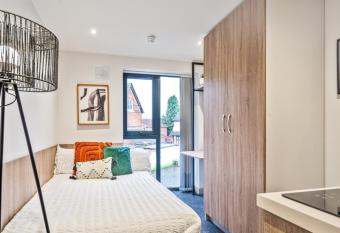 Modern Studio Apartment with Free Parking in Wolverhampton 5min walk to City Centre allows 18 year olds to book a room
