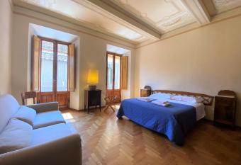 LA FONTE-with balcony close by Piazza del Campo has Balcony rooms