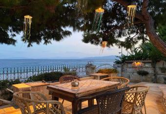 Kineta luxury House has Balcony rooms