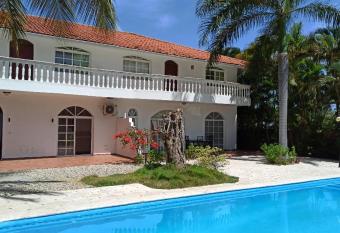 VILLA ISABELLA has rooms with a private hot tub