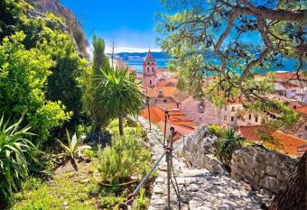 Beach Home has Balcony rooms