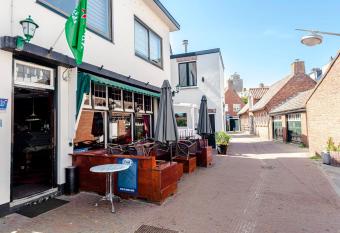 Bluys Apartment allows 18 year olds to book a room