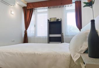 Barcelona CoronaHostal allows 18 year olds to book a room