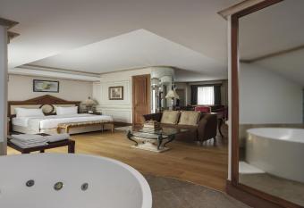 Holiday Inn Istanbul Old City, an IHG Hotel has rooms with a private hot tub