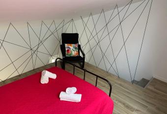 CASA DAS CEGONHAS allows 18 year olds to book a room