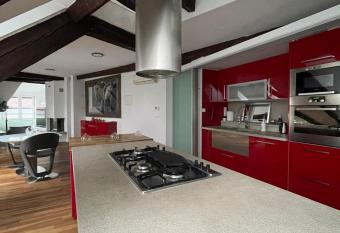 AB Ljubljana - Breg Apartments has rooms with a private hot tub