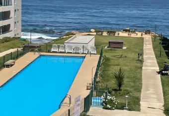 Departamento con Vista Al Mar has rooms with a private hot tub