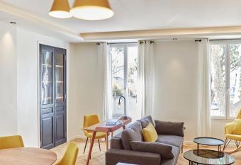 Appartement exceptionnel avec parking Centre-ville Aix-en-Provence allows 18 year olds to book a room