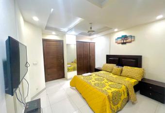 Peacefull one bedroom apartment in Bahria town has Balcony rooms